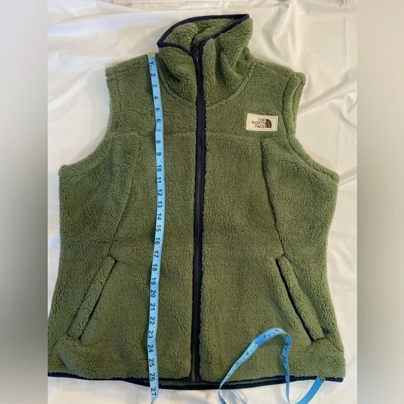 North Face Vest  shade is green I don’t know the name - Picture 3 of 6